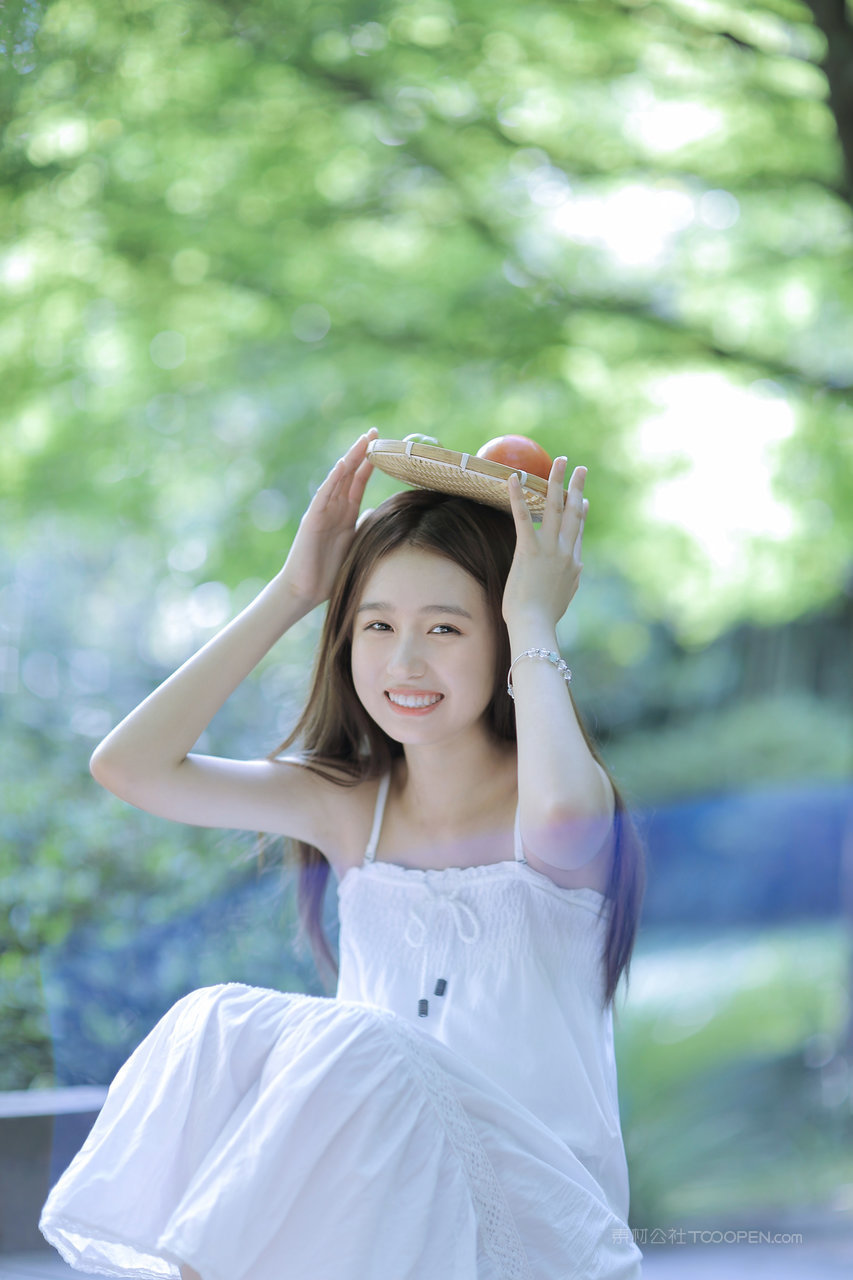 头上顶着果盘的清纯可爱美女高清壁纸图片大全