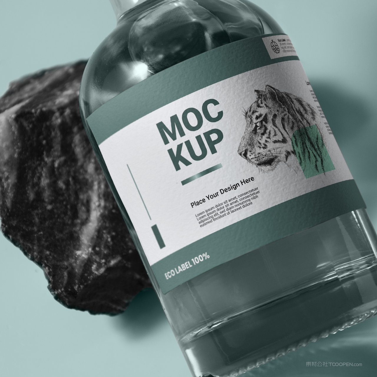 石头上的玻璃瓶酒瓶局部特写包装贴图样机