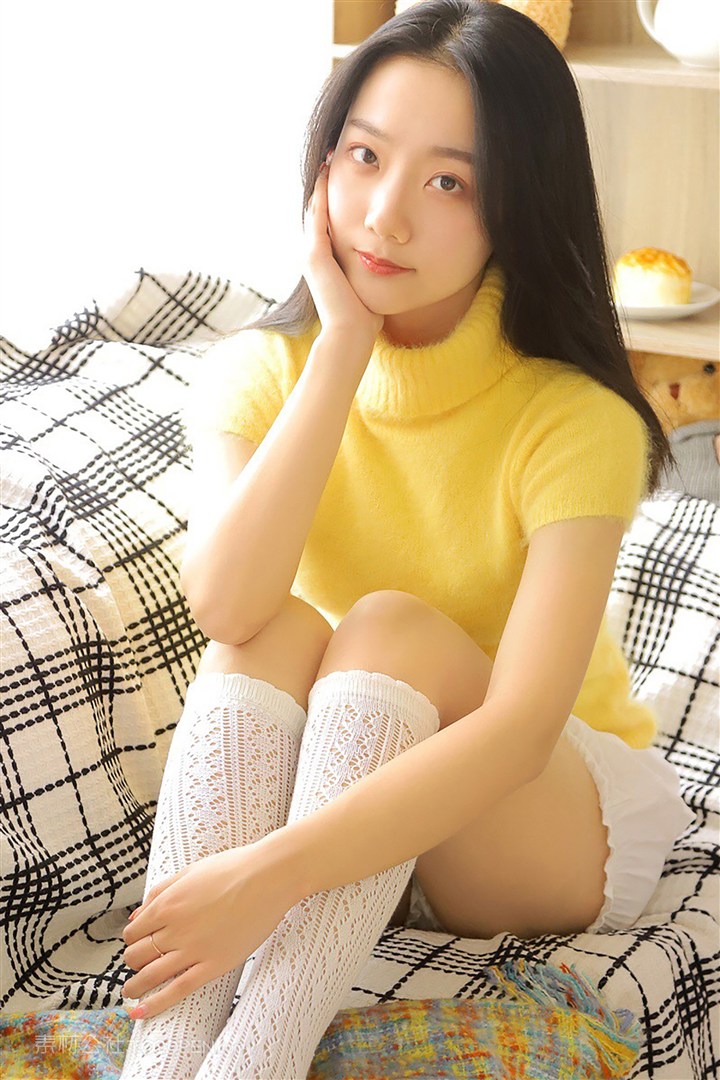 坐在沙发上的清纯女生高清图片