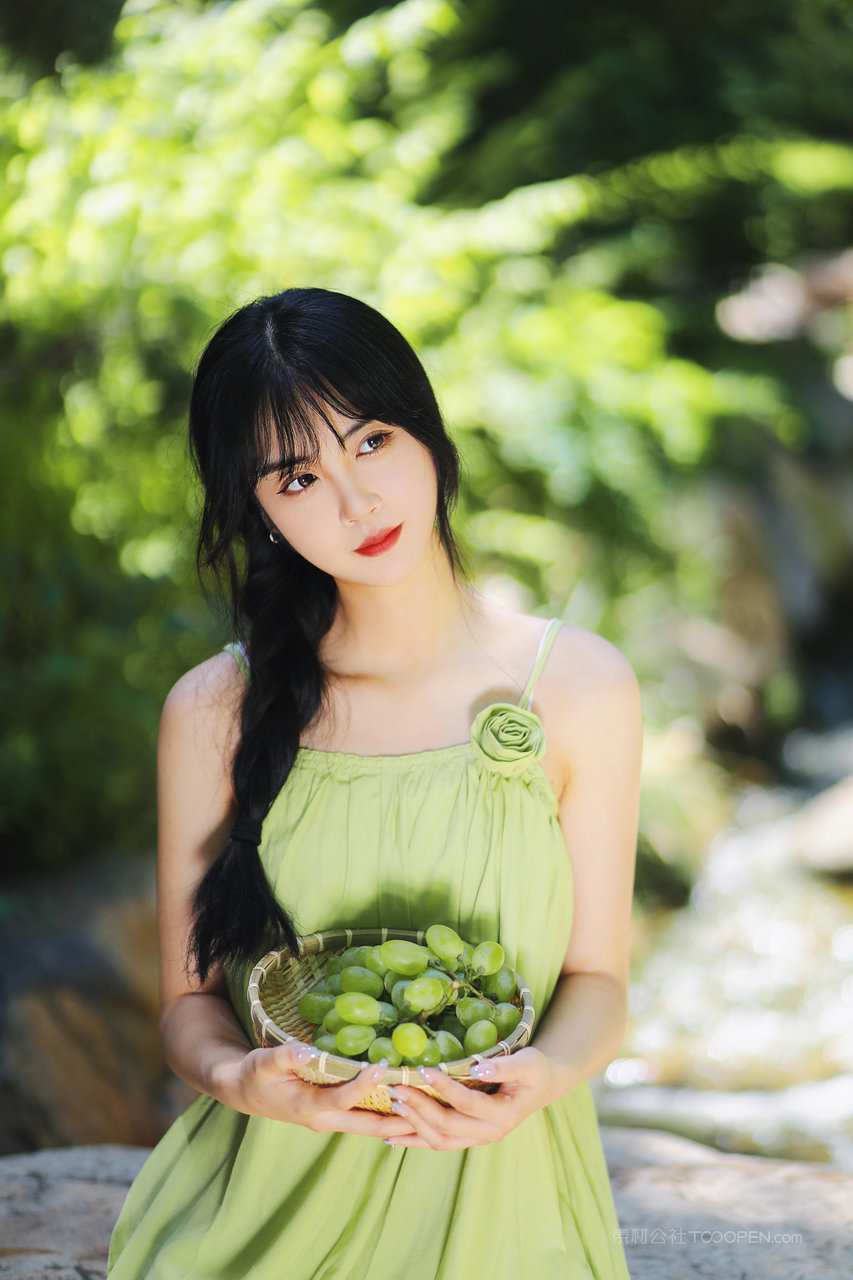 捧着青提的可爱清纯少女唯美写真图片