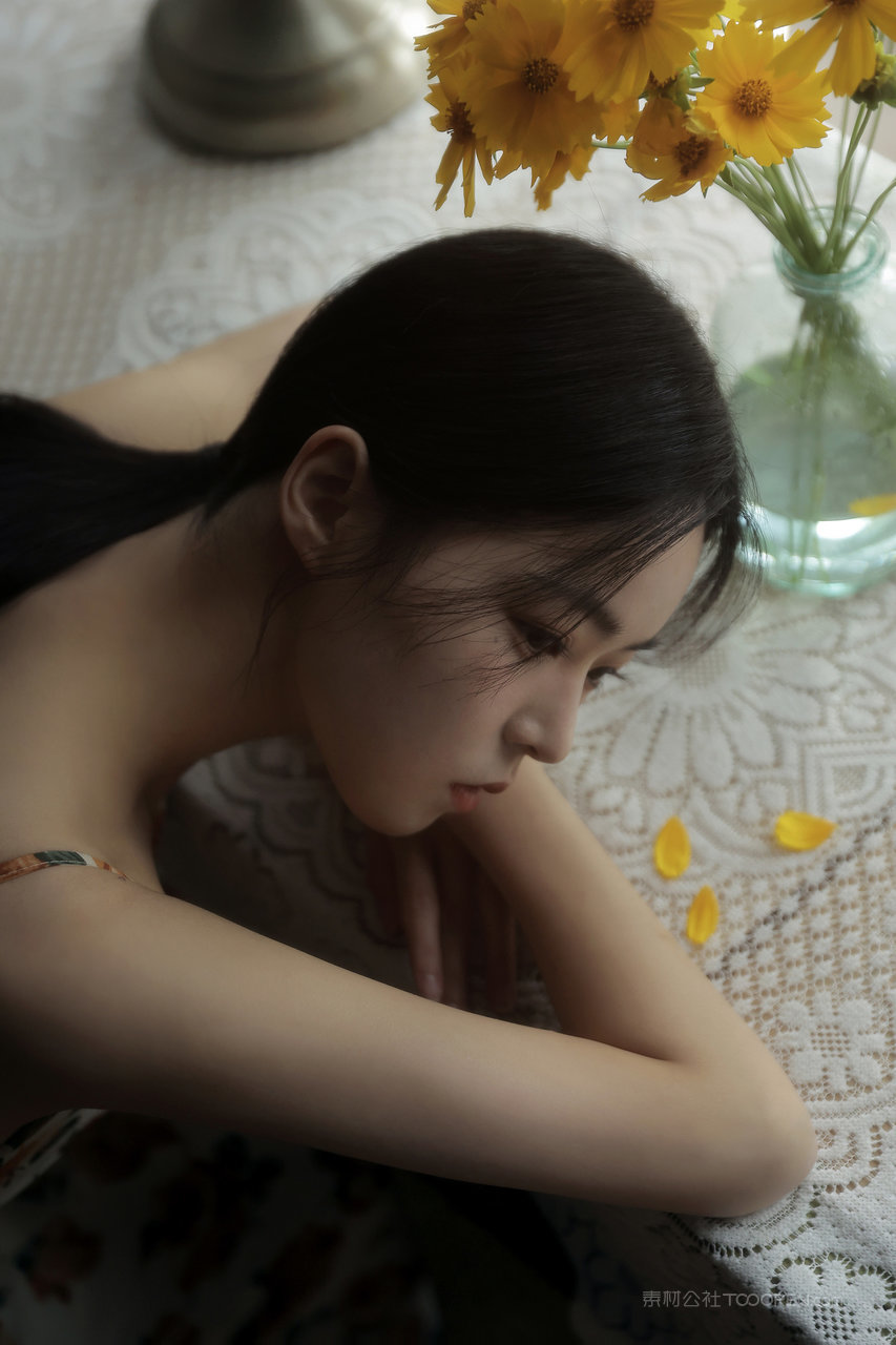 忧郁清纯女生闺房私拍写真图片