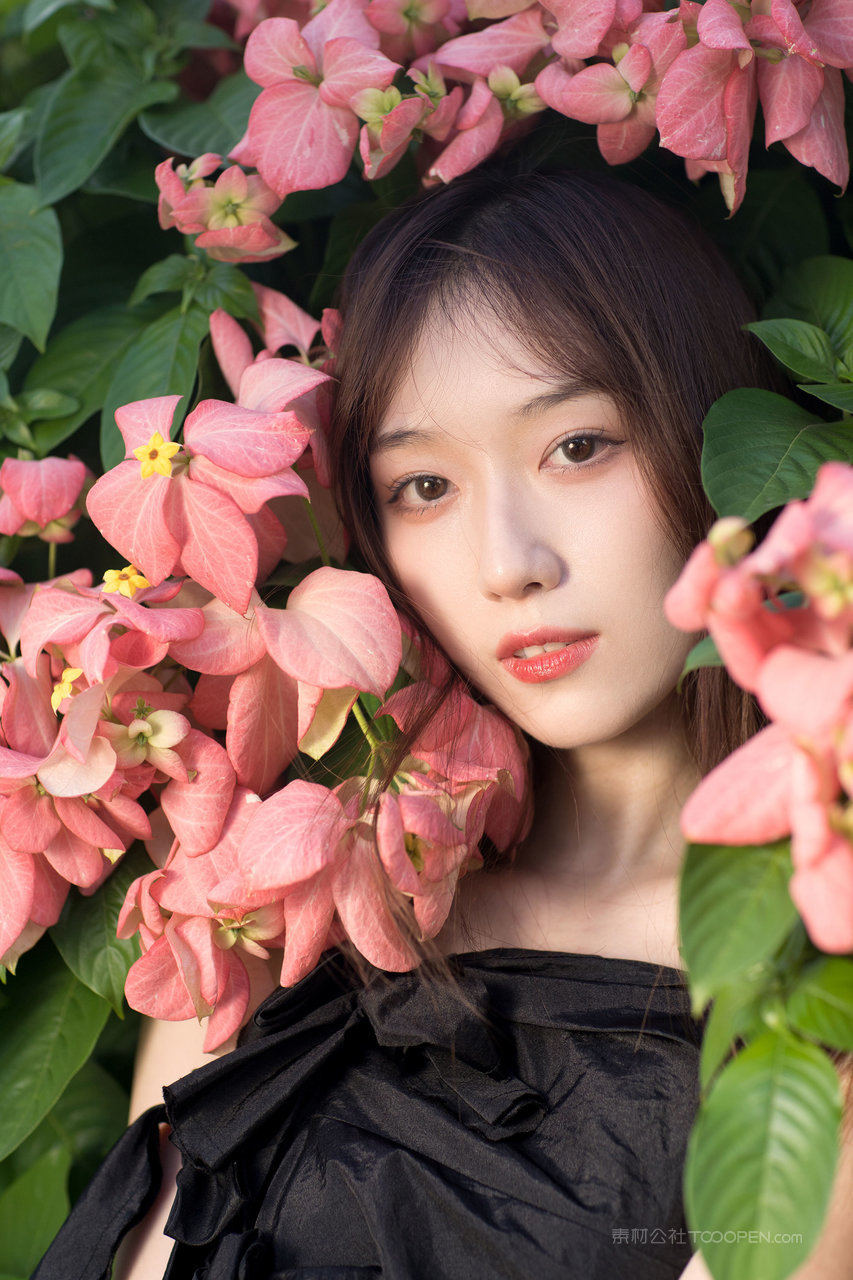 花丛中的气质美女图片高清美女壁纸图片