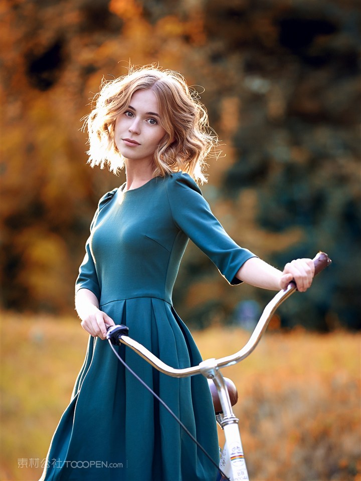 欧美清纯美女跟自行车合照摄影图片