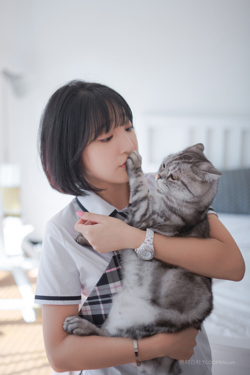 「日系短发JK制服少女与萌猫日常」甜美写真姿势全收录