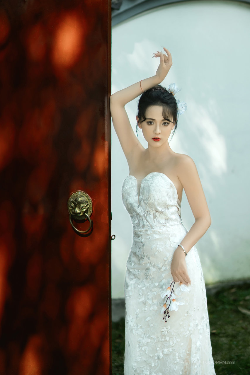 洁白的婚纱美女新娘个人艺术照大全