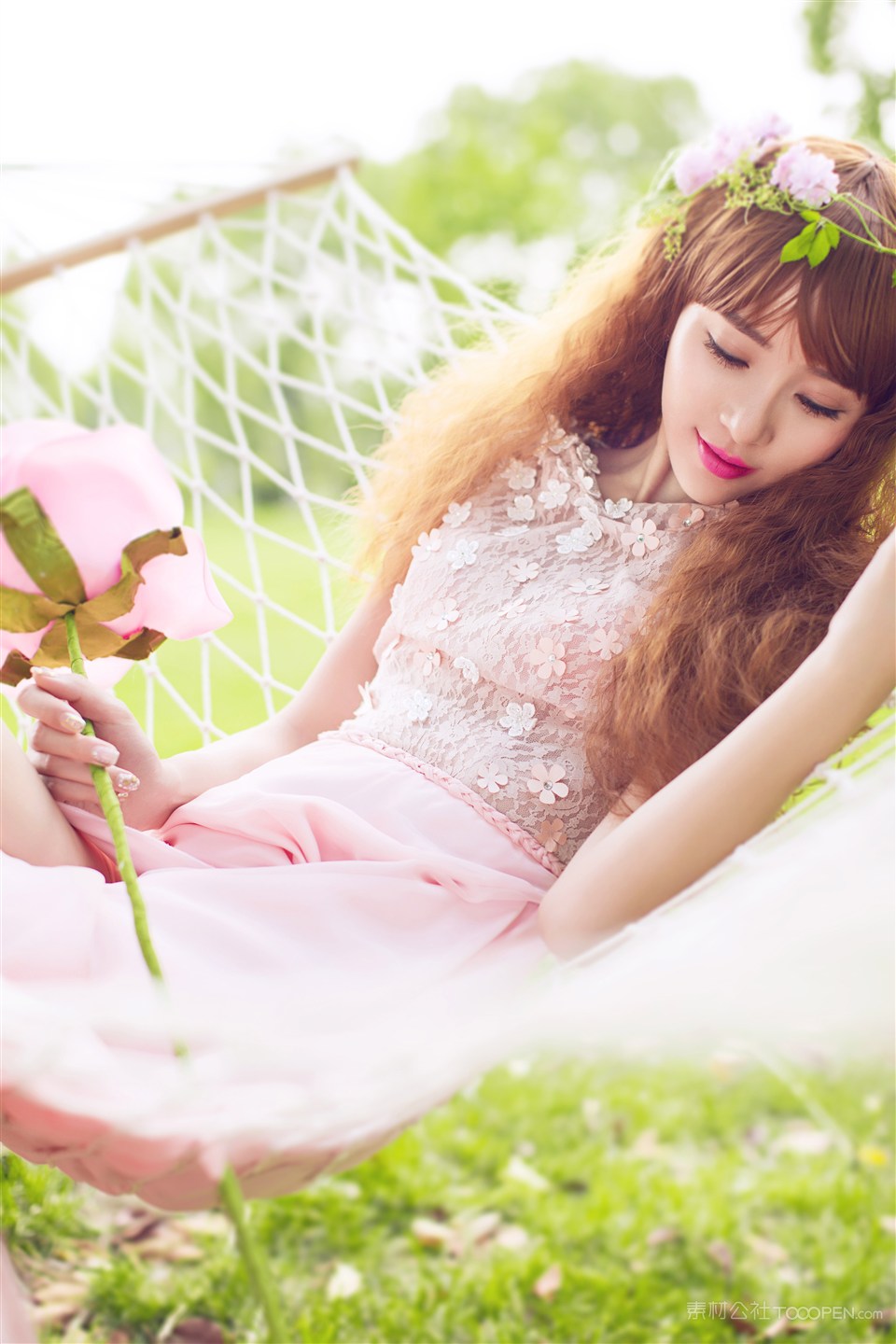 躺在床上的时尚美少女艺术写真图片