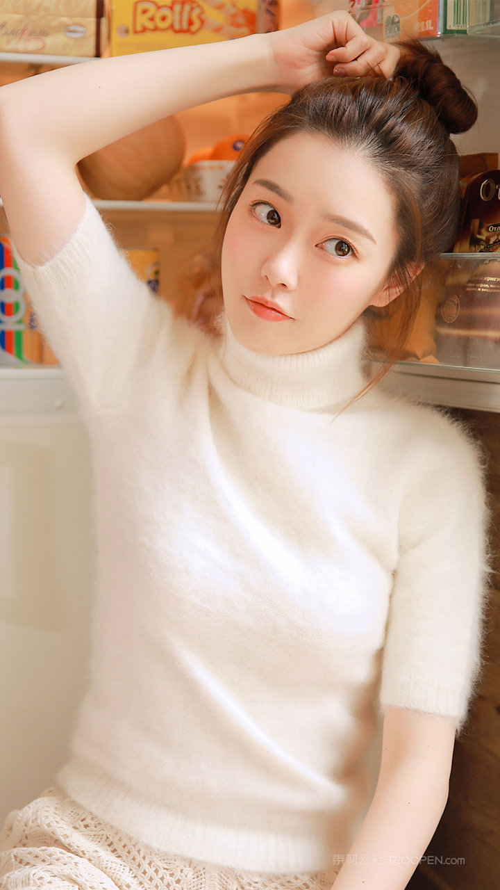 穿白色毛衣的大眼睛美女清纯头像图片