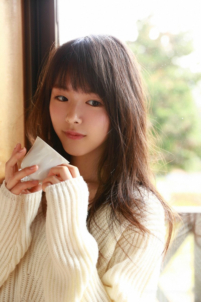 喝茶的日本清纯女孩摄影图片