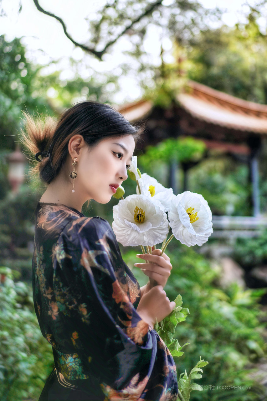 手持鲜花的绝色颜值美女模特个人艺术写真大图