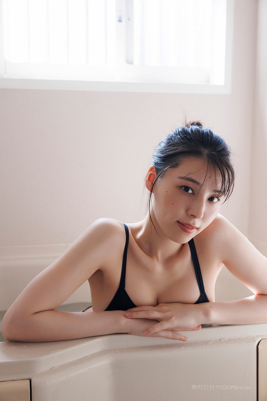 高颜值内衣模特洗澡