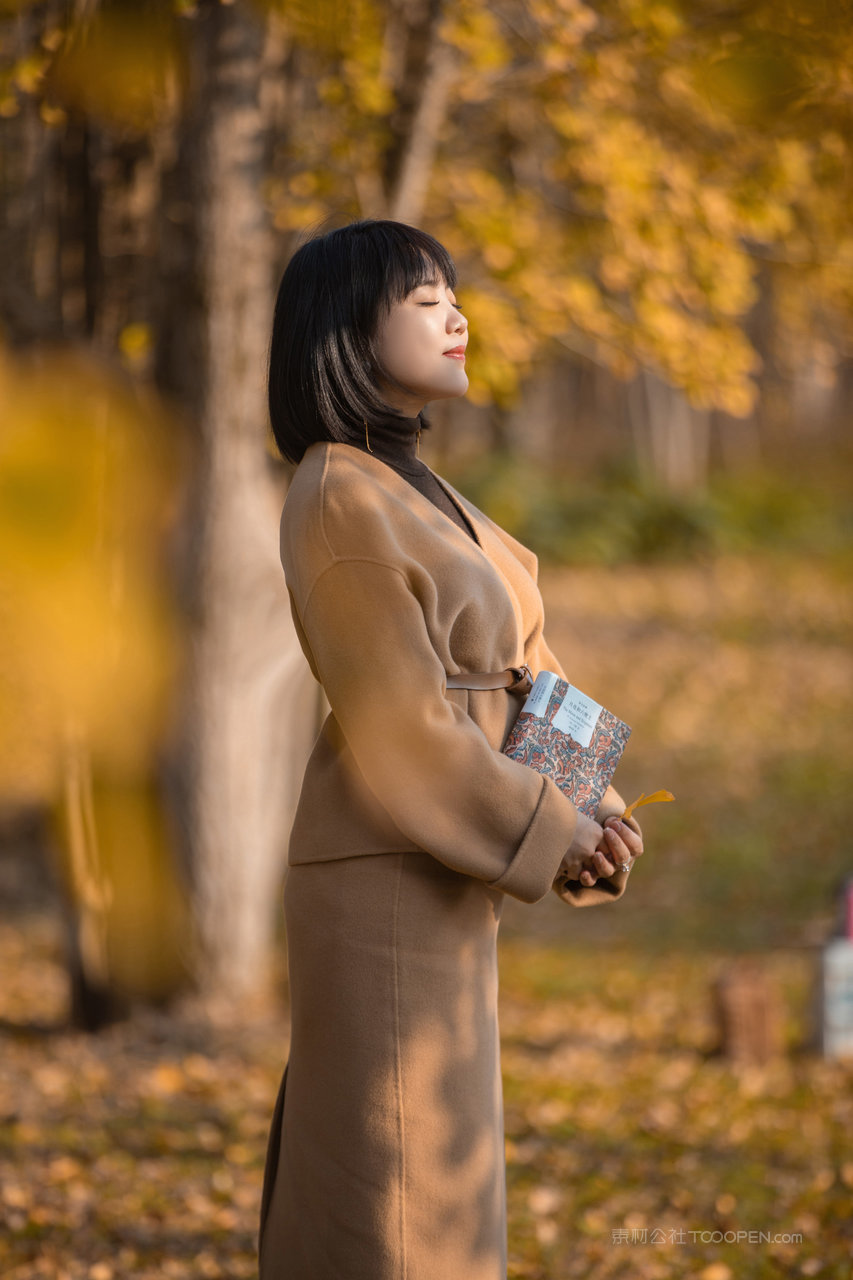 秋日树林中的清纯美女车模艺术照大全