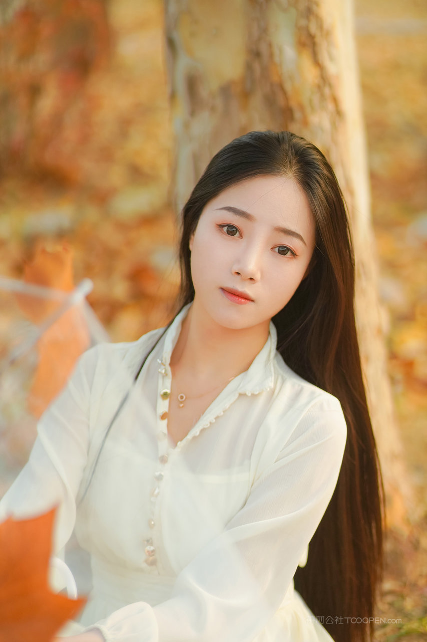 长发及腰的美女户外写真壁纸图片