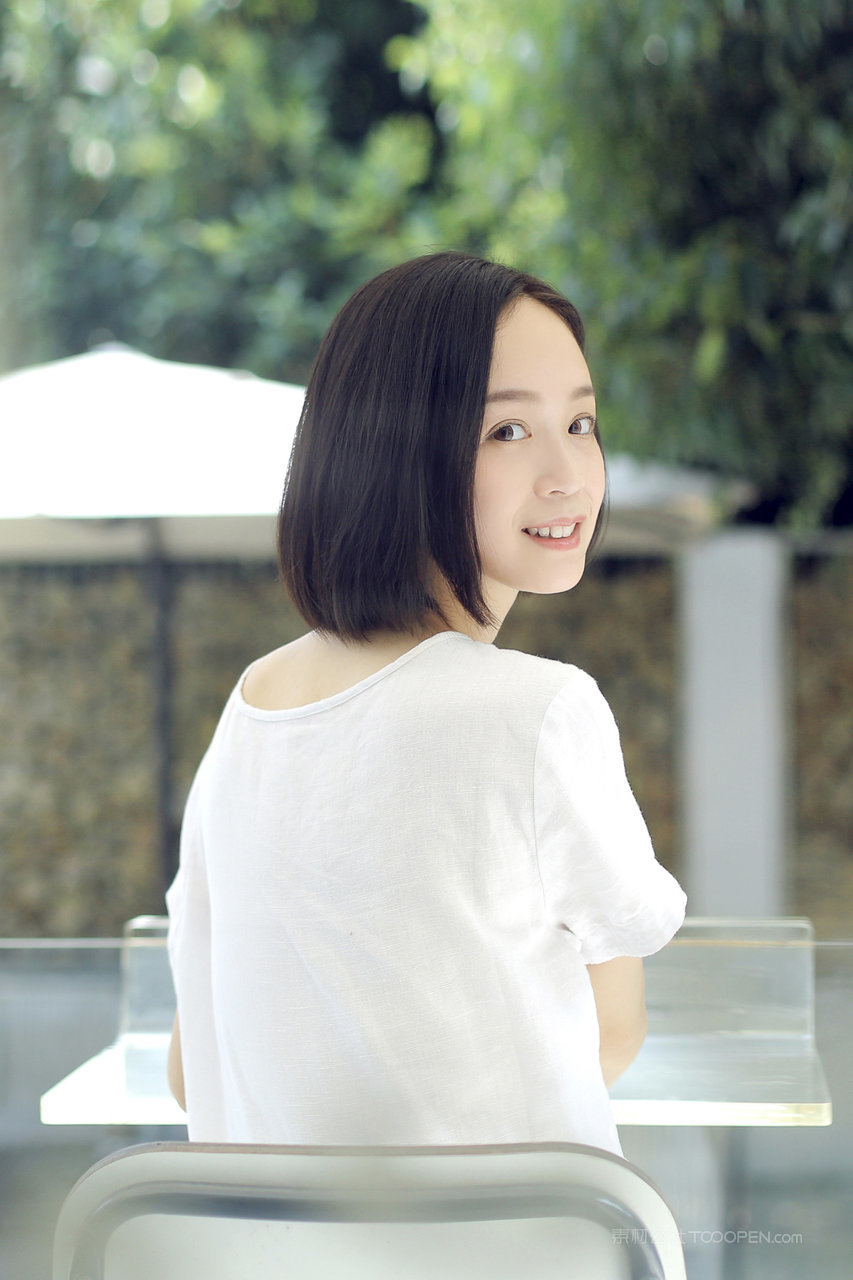 回眸一笑的清秀短发女生头像真人写真图片