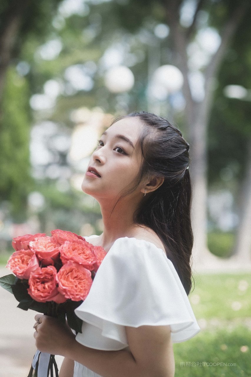 国产精品手捧鲜花美女大学生艺术照摄影图片