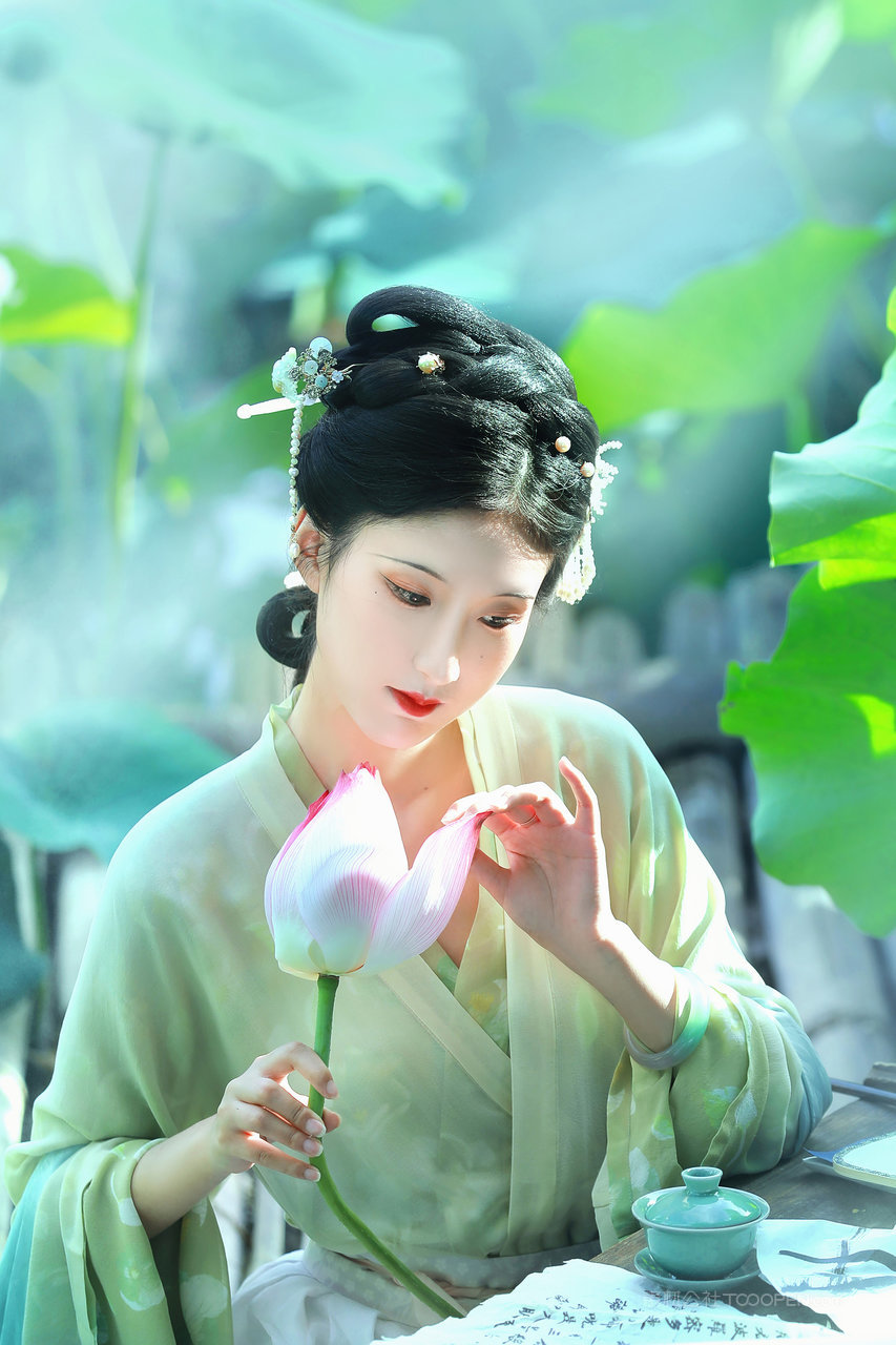 采摘荷花的清纯唯美古装汉服美女艺术照大全