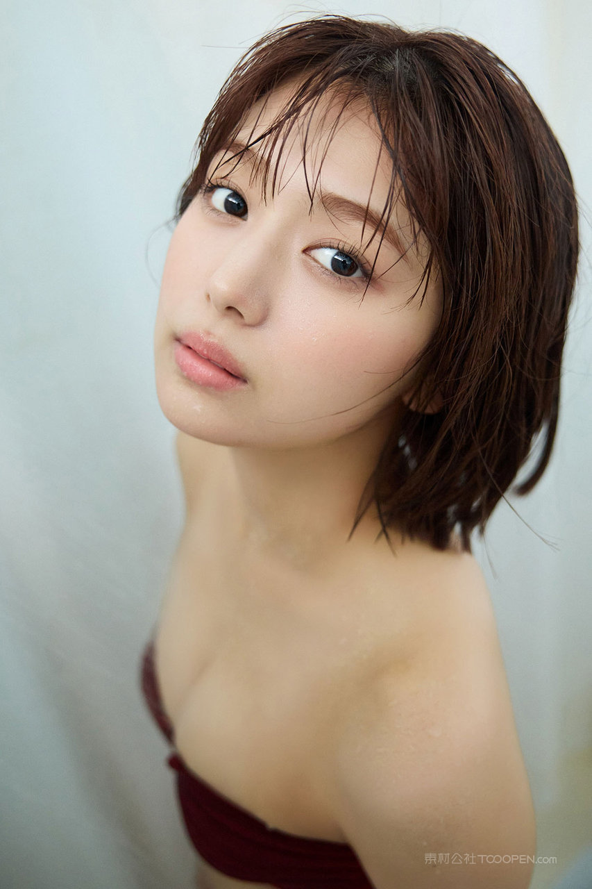 短发泳装美女高清图片