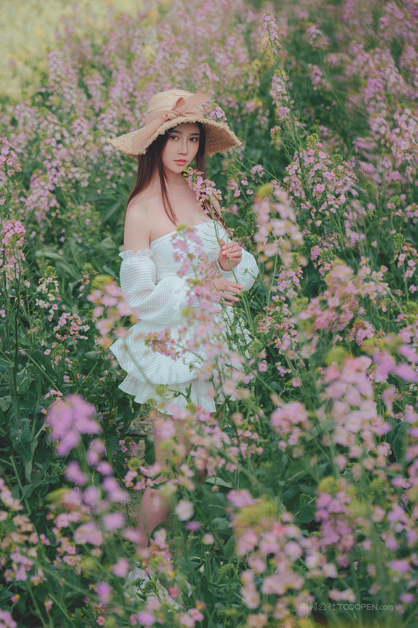 花丛中的清纯气质女神美女户外摄影写真大图
