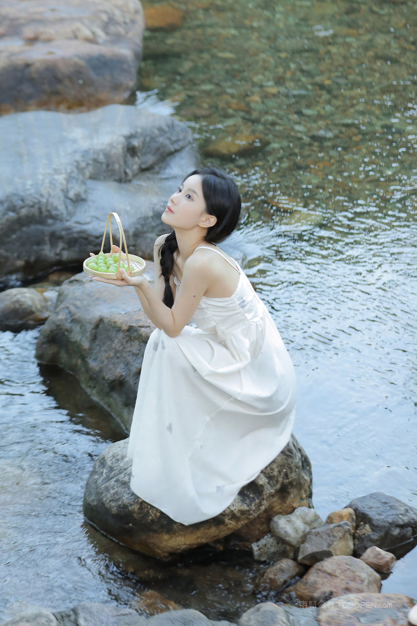捧着水果的清纯甜美女孩国产美女壁纸图片下载