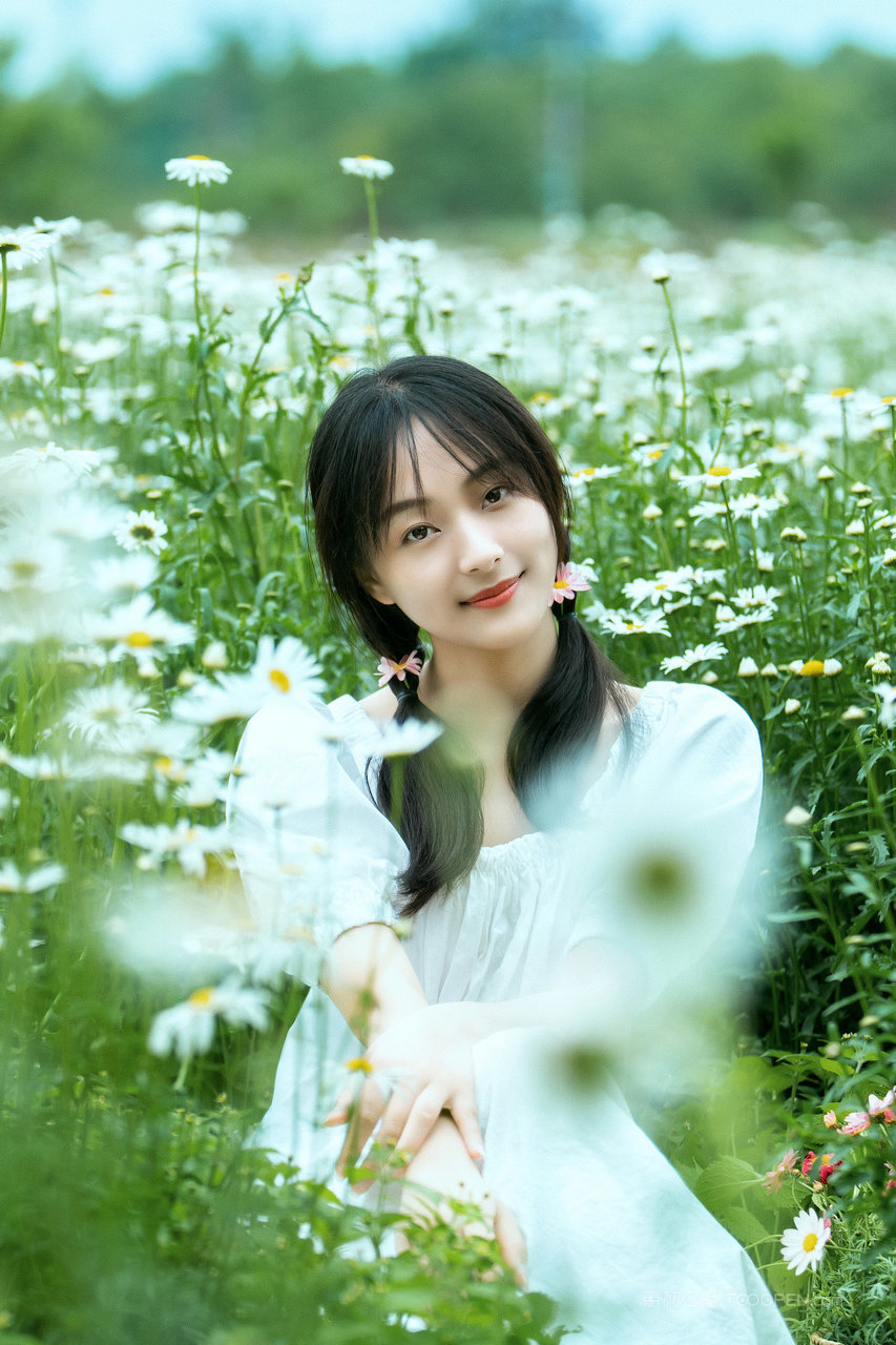 花丛中的清纯双马尾美女QQ女生头像高清图片