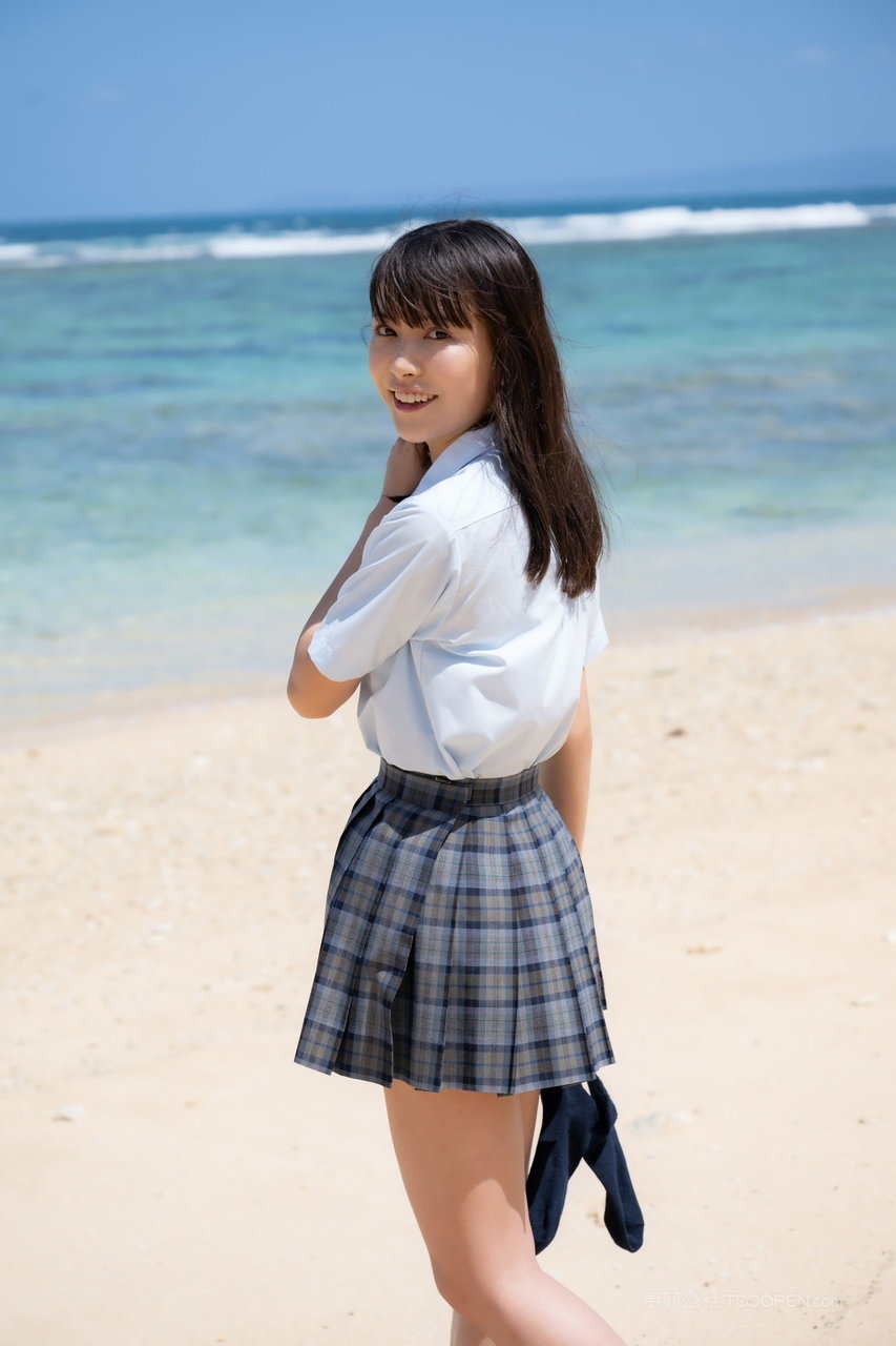 沙滩上散步的日本JK制服美女图片