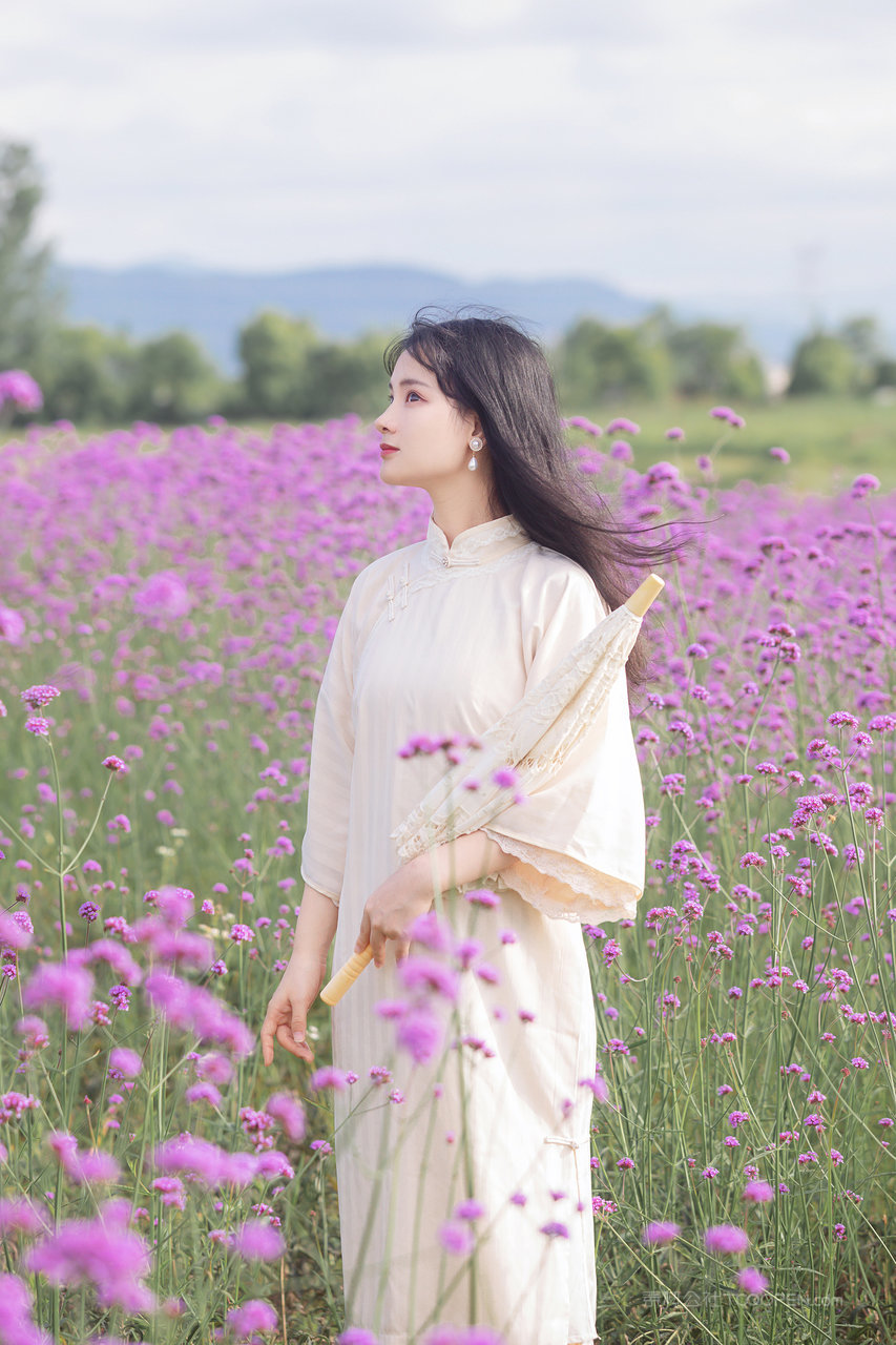 抱着雨伞的清纯可爱女生高清壁纸图片大全