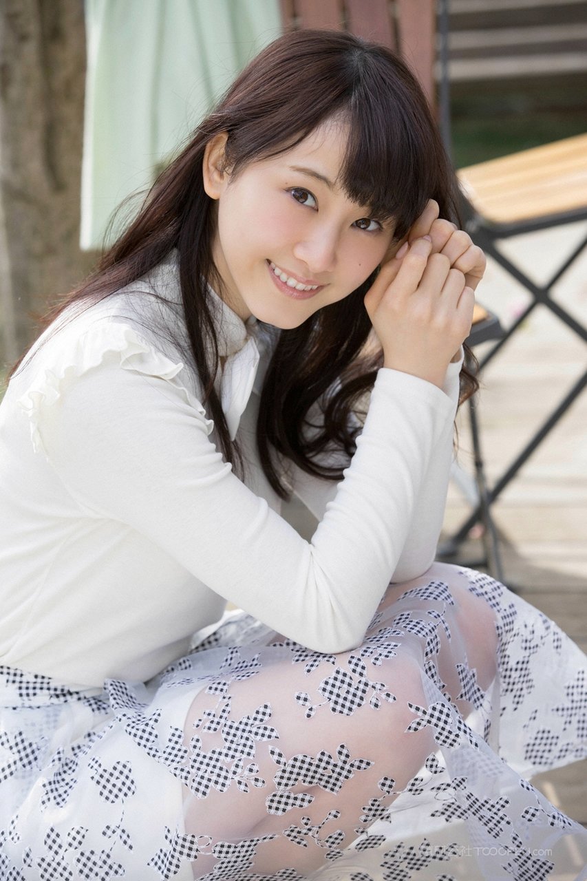 蹲在地上的日本漂亮美女高清大图