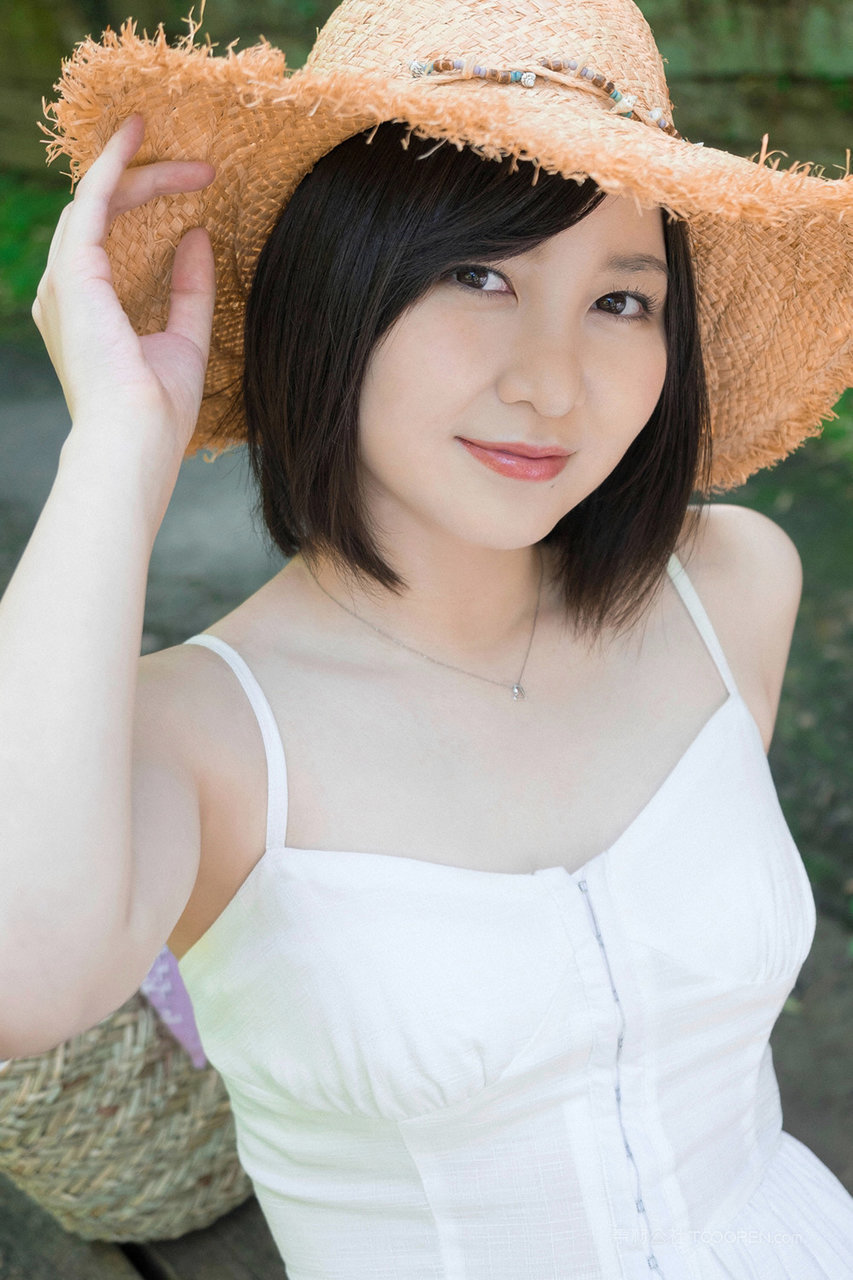 戴着草帽的日本短发可爱女生高清图片