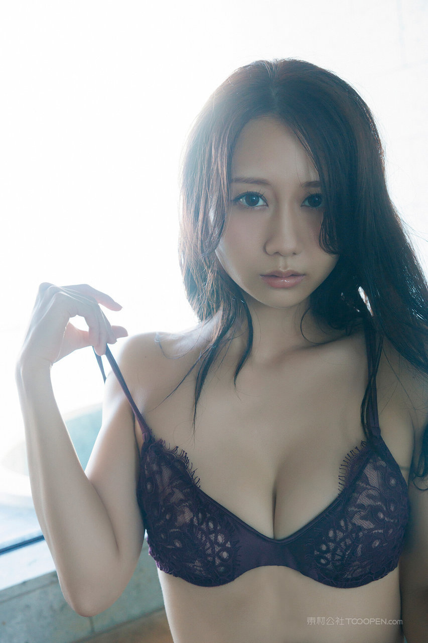 紫色内衣爆乳美女大胆照片