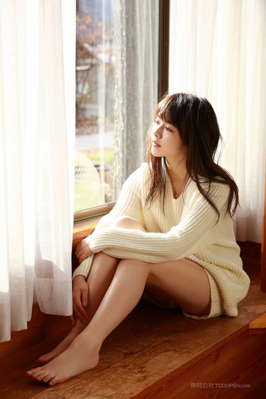 坐在窗户边的日本光滑美腿女神图片
