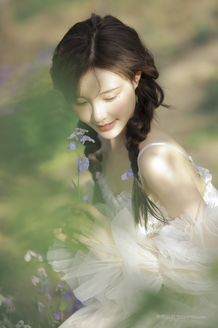 白嫩香肩美女主播高清手机壁纸大图下载