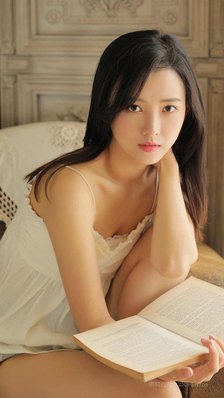 读书的清纯女大学生高清壁纸图片