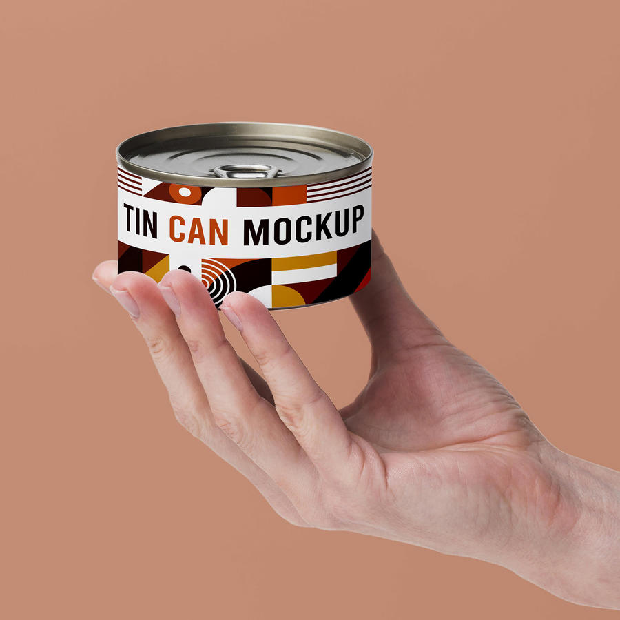 手拿罐头贴图样机