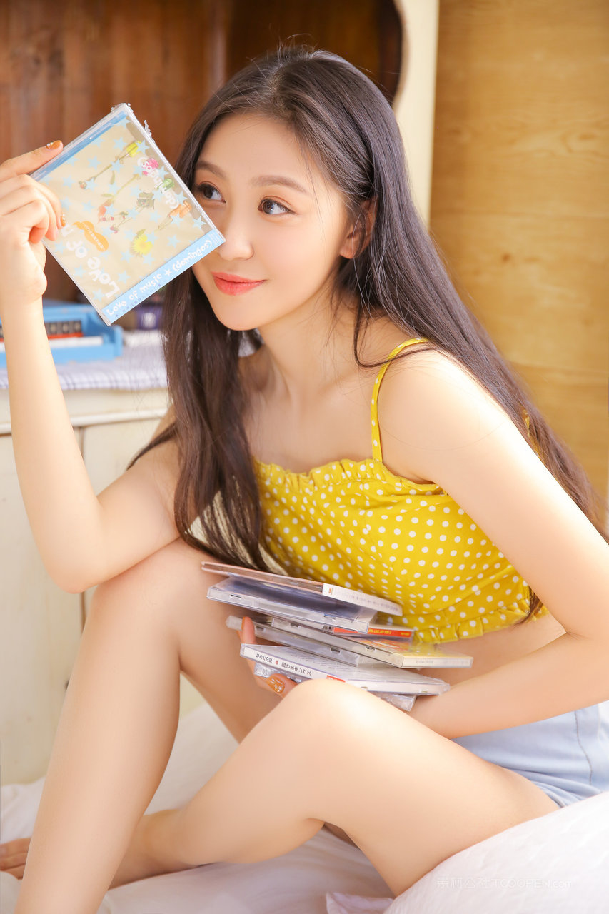 捧着碟片的清纯可爱萌妹女生高清写真图片