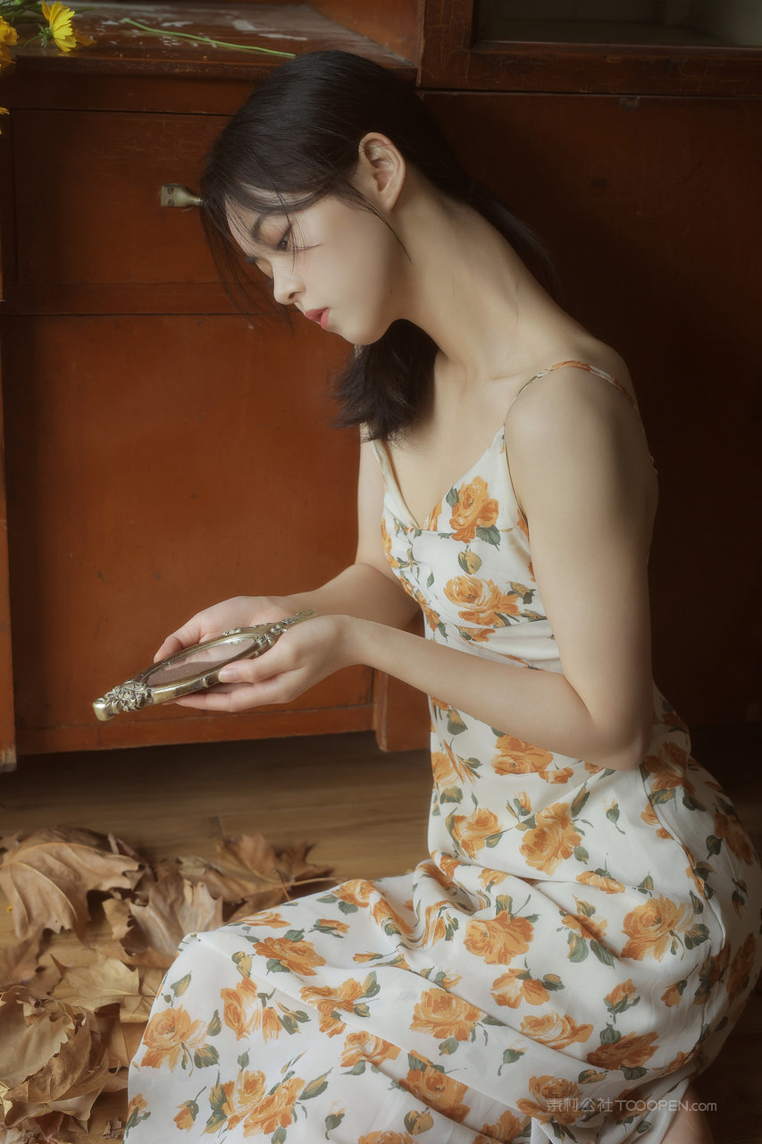 捧着镜子的极品清纯女生高清手机壁纸图片