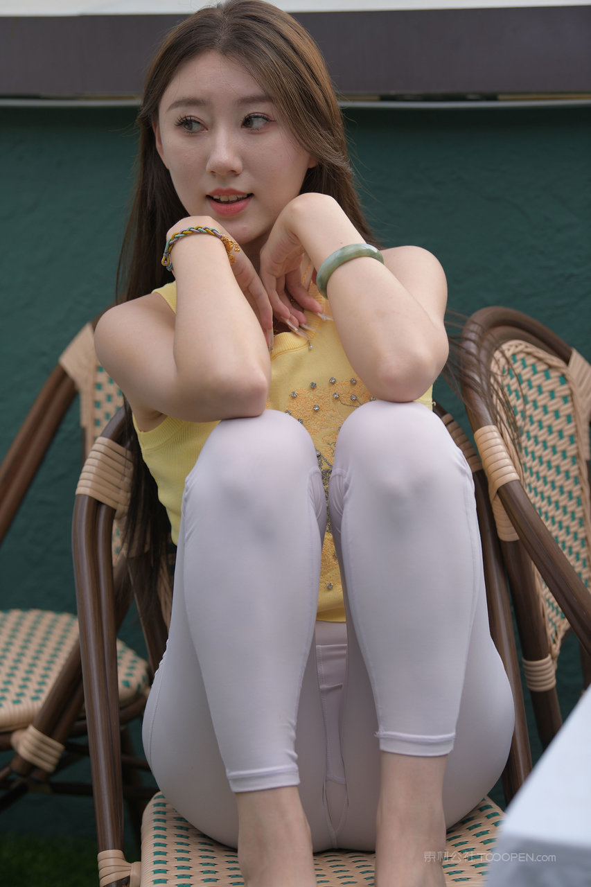 瑜伽裤街拍美女摄影图片