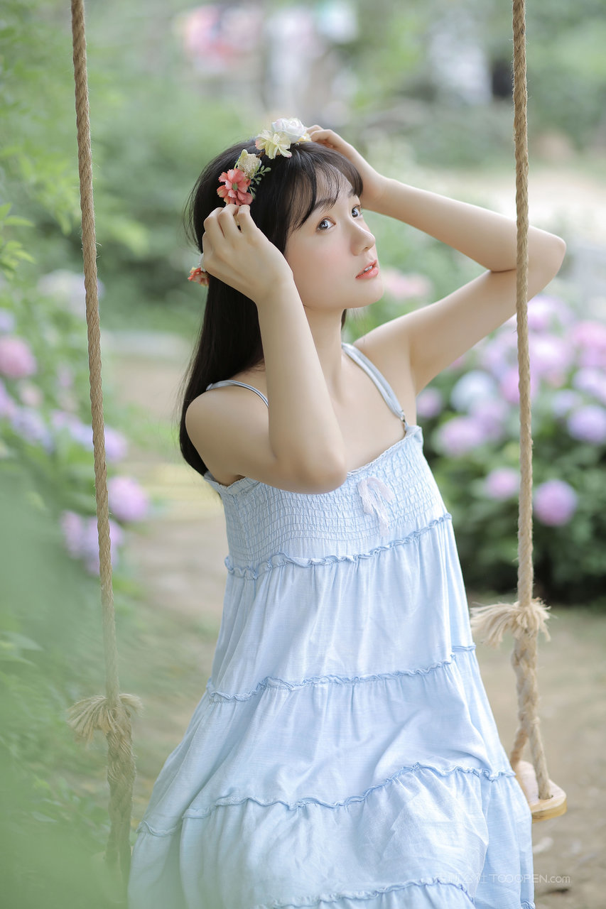 荡秋千的清纯美少女唯美艺术照图片