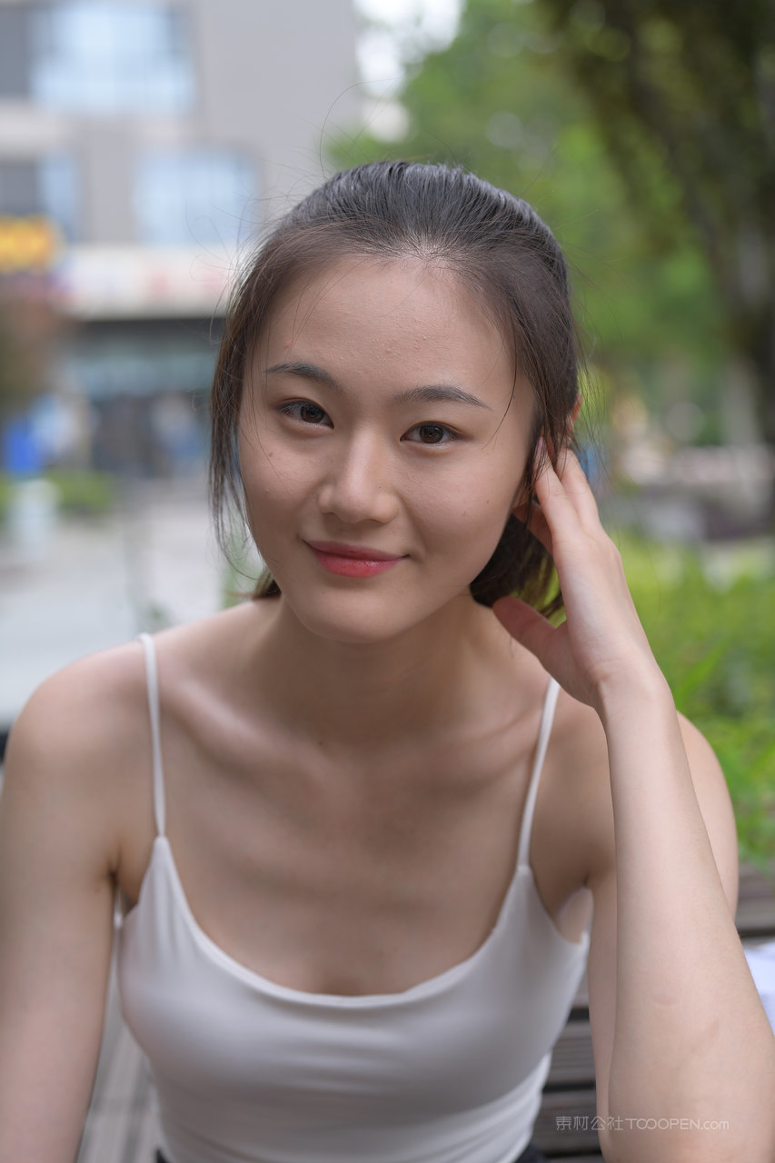 街拍清纯吊带美女壁纸高清图片