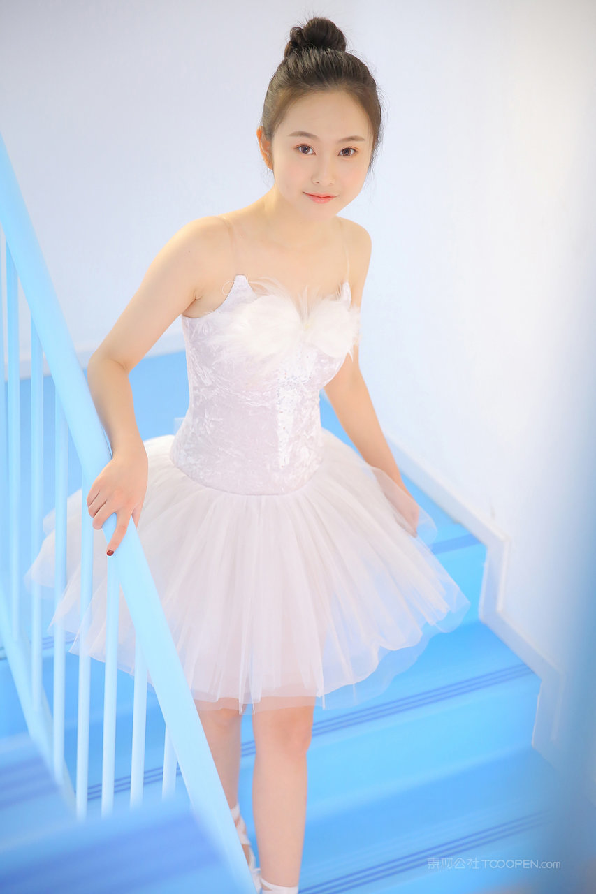 跳芭蕾舞的甜美可爱女生高清壁纸大图