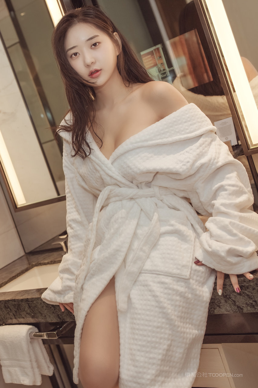 酒店浴袍南韩美女半裸体自拍真实无码图片下载