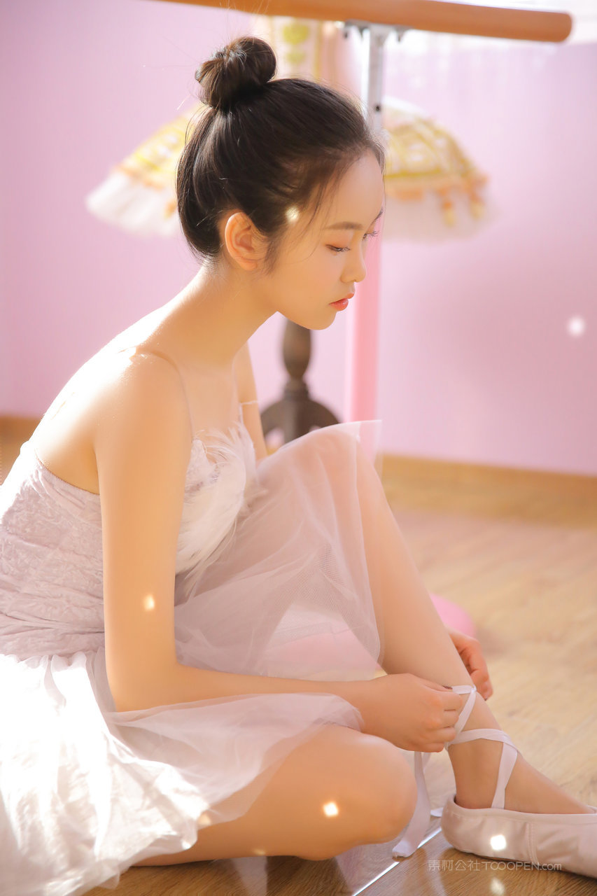 系鞋带的清纯舞蹈美女高清壁纸图片