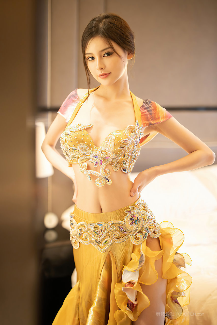 宾馆里穿着精美裙子的嫩模小夕中国美女人大胆体艺术图片