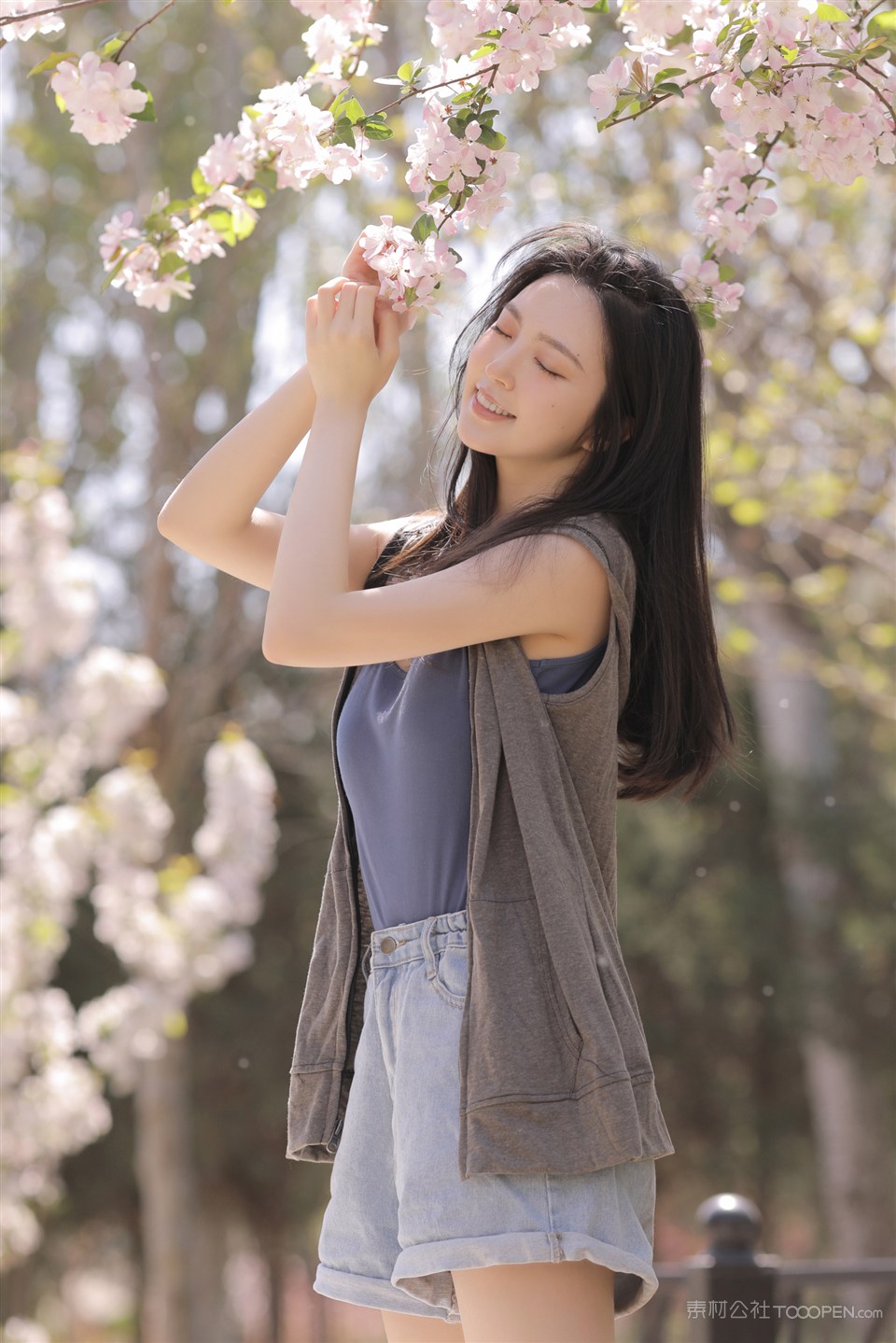 桃花树下的唯美清纯美女摄影写真图片