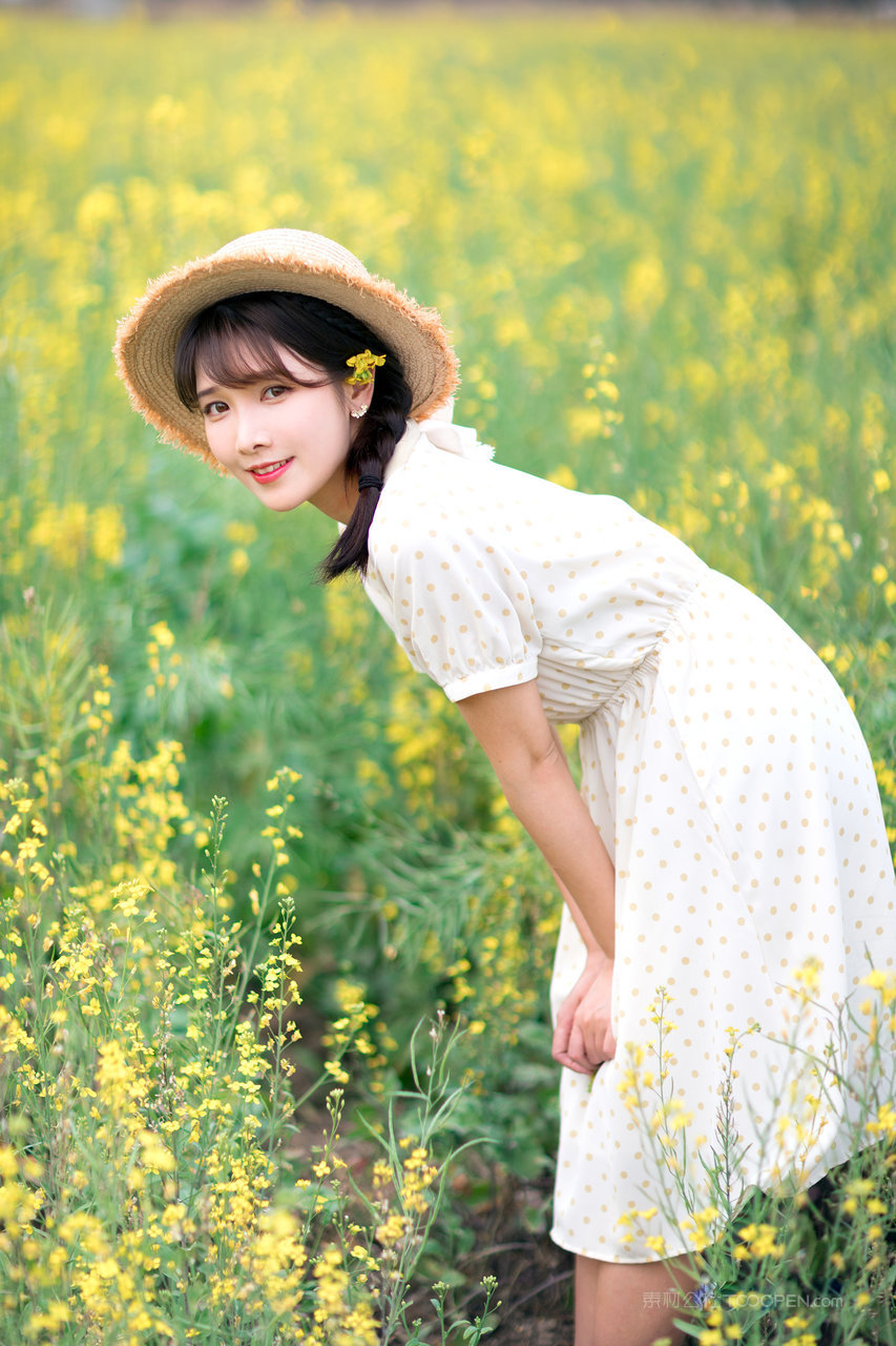 油菜花丛清纯美女写真摄影图片