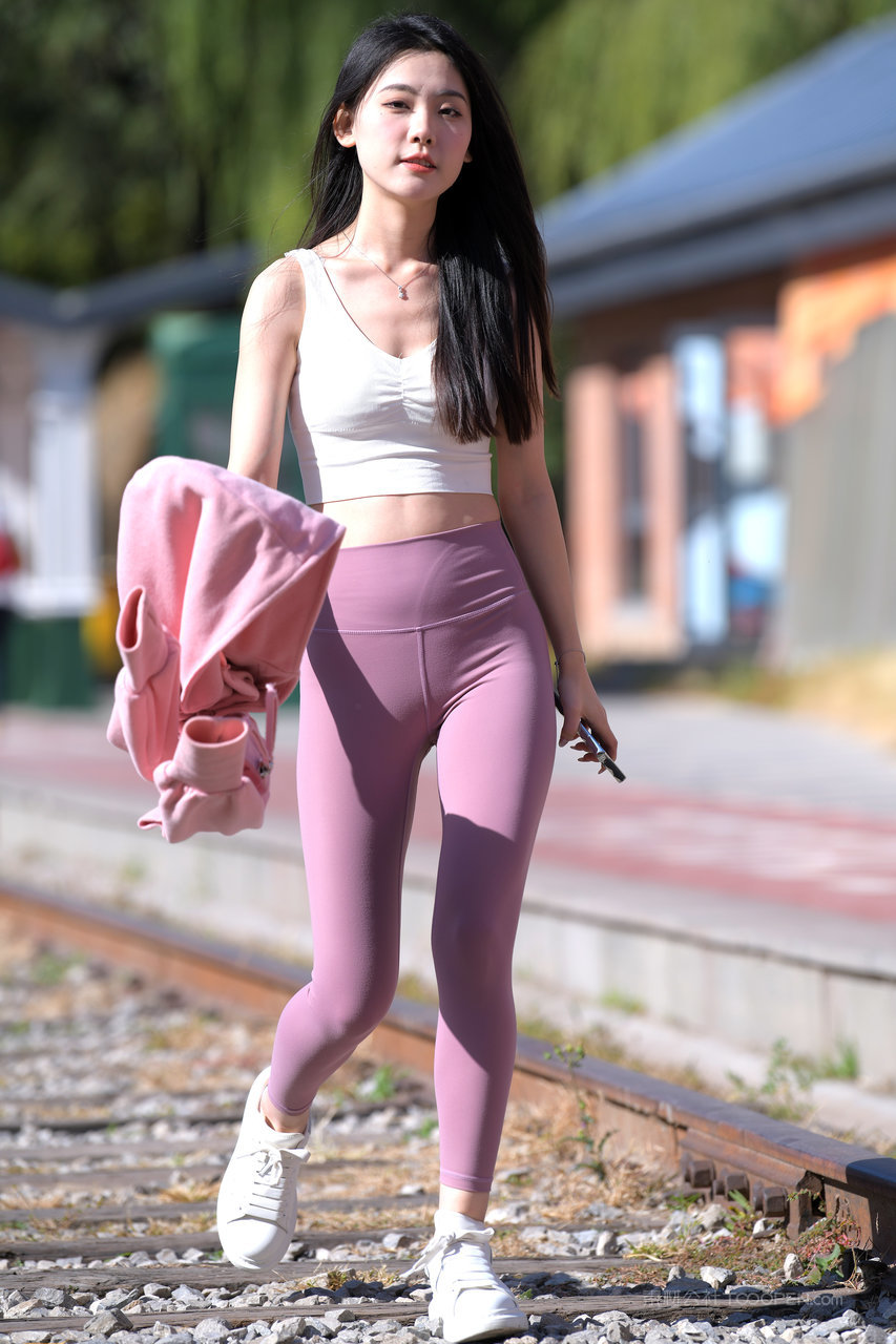 国产偷拍反差清纯少女紧身裤性感图片