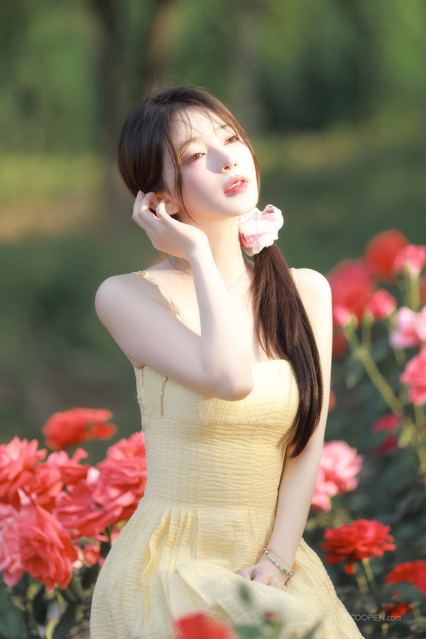 中国甜美气质女孩户外人像艺术照图片