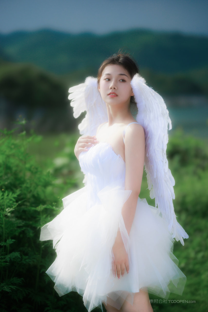 长着翅膀的清纯漂亮女生高清艺术照图片