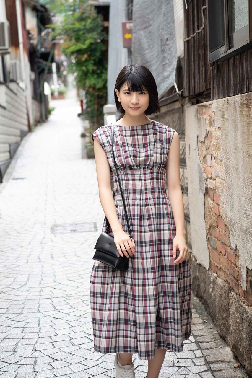 走在乡村小路上的清纯日本AV少女MM131