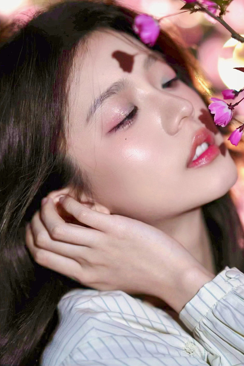 亲吻鲜花的美女图片