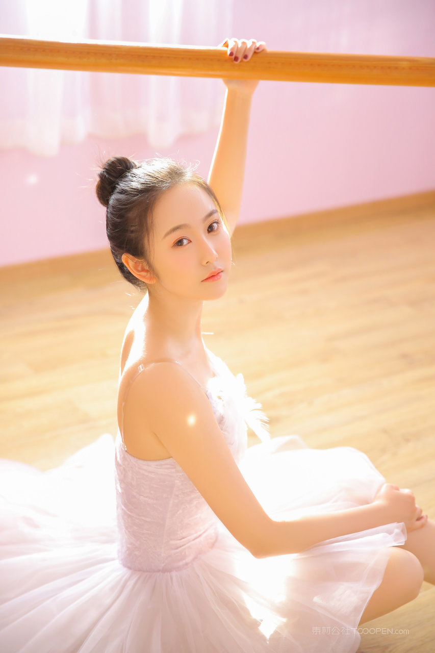 练舞的清纯女生高清艺术摄影写真图片