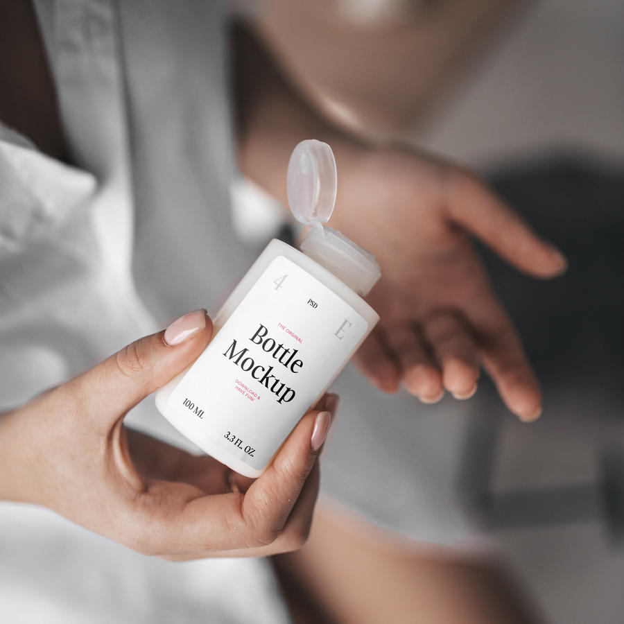 手拿迷你瓶子样机